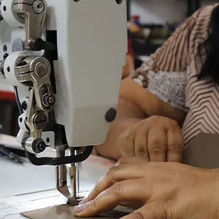 Coletivo de mulheres artesãs produzindo manualmente