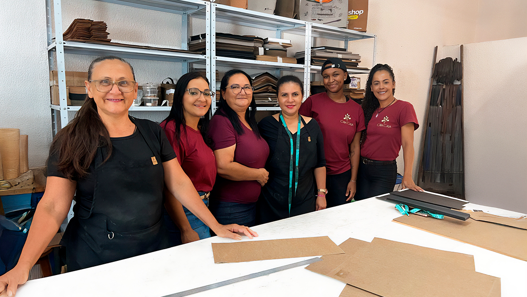 Costureiras do Coletivo Flor de Cabruêra, parceiras da Cria Casa